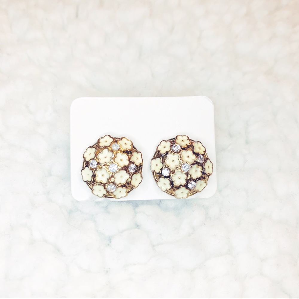 Adorable round button Earrings w/ little flowers
